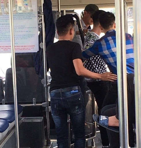 4 thanh niên hành hung nữ phụ xe và lái xe buýt chiều 20/10 được hành khách ghi lại.