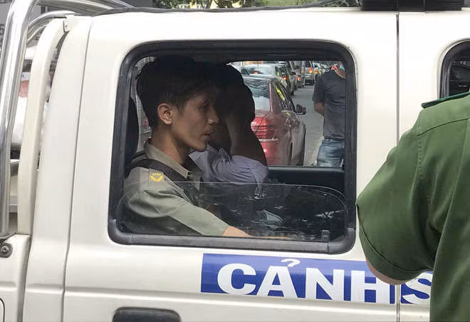 Vu pho chanh an bi to 'bat' tre em: Truc xuat 2 nguoi chiem giu nha hinh anh 2 