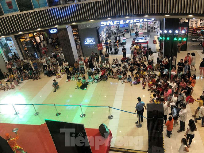 Trung tâm mua sắm, khu vui chơi Sài Gòn quá tải ngày cuối nghỉ Tết Nguyên đán - ảnh 16