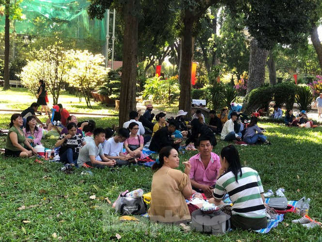 Trung tâm mua sắm, khu vui chơi Sài Gòn quá tải ngày cuối nghỉ Tết Nguyên đán - ảnh 10