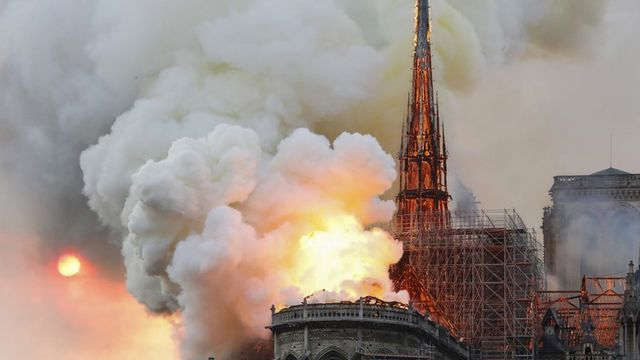 Những hình ảnh đầu tiên bên trong Nhà thờ Đức Bà Paris sau hỏa hoạn dữ dội - 1