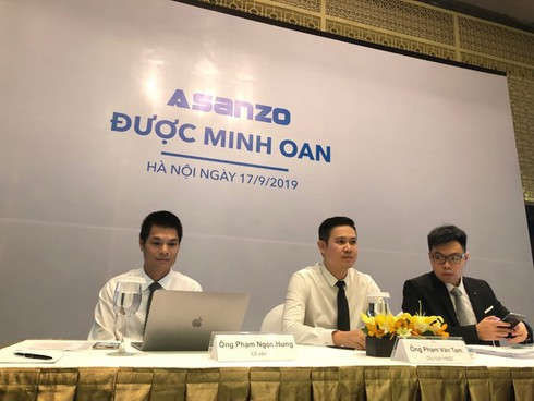 Chủ tịch Công ty CP Tập đoàn Asanzo- Phạm Văn Tam (giữa) chủ trì buổi họp báo ngày 17/9