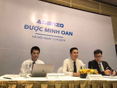 Chủ tịch Công ty CP Tập đoàn Asanzo- Phạm Văn Tam (giữa) chủ trì buổi họp báo ngày 17/9