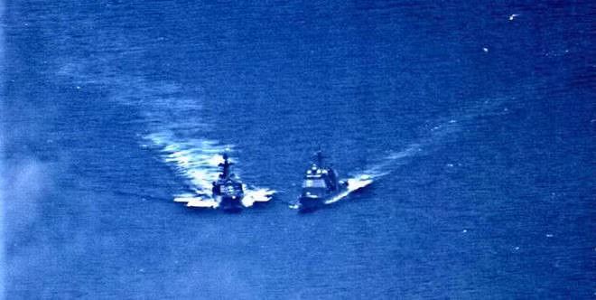 Hinh anh soc cho thay tau chien Nga - My suyt dam nhau tren bien hinh anh 1 