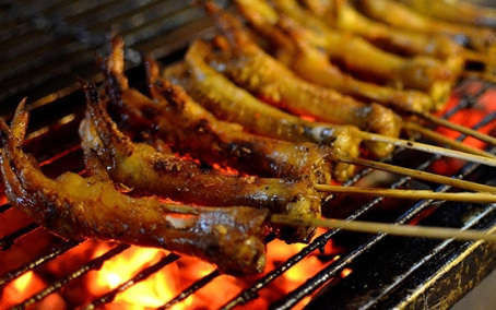 Sự thật rùng mình về món chân gà nướng đang 'làm mưa làm gió' khắp vỉa hè