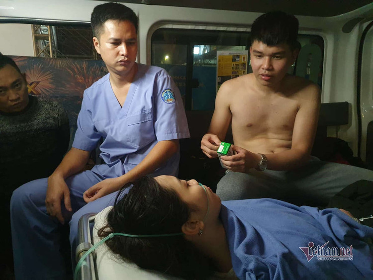 Chen nhau đón năm mới, thiếu nữ ngất xỉu bên vườn hoa Hà Nội