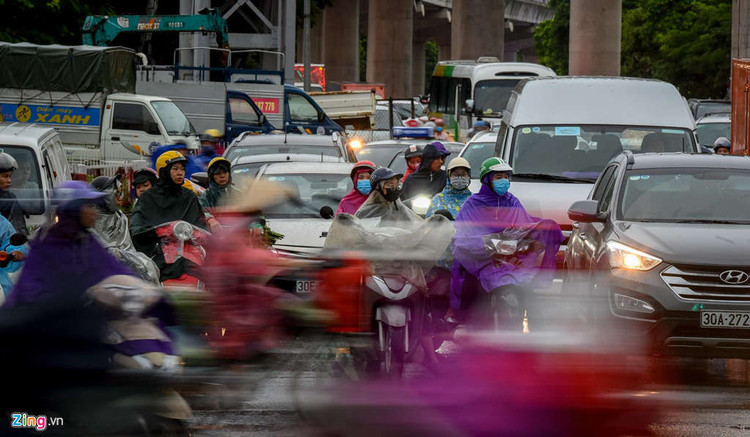 Troi toi thui, nguoi dan chat vat di lam trong canh un tac hinh anh 2 