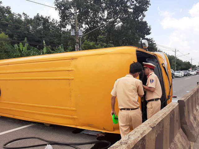 Xe khách lật trên quốc lộ, hàng chục người nháo nhào đập kính thoát thân - Ảnh 3.