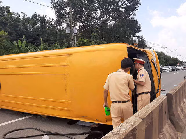 Xe khách lật trên quốc lộ, hàng chục người nháo nhào đập kính thoát thân - Ảnh 3.