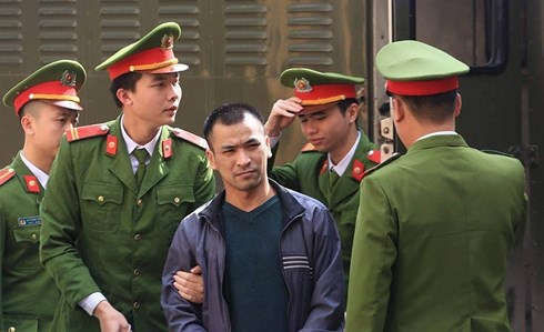 Bùi Mạnh Quốc được dẫn giải đến Tòa.