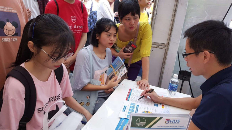 Các thí sinh đang được các thầy của ĐH Khoa học tự nhiên (ĐHQG HN) tư vấn trực tiếp trong ngày hội tuyển sinh. Ảnh: KH&ĐS.