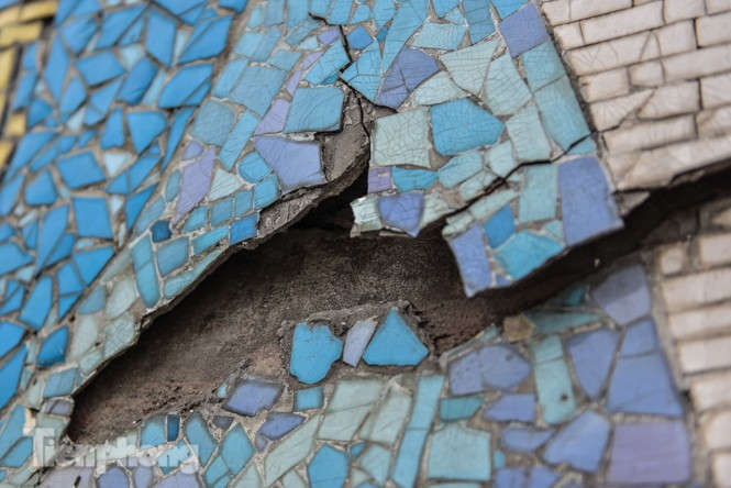 Con đường gốm sứ ven sông Hồng rạn nứt, bong tróc nham nhở - ảnh 2