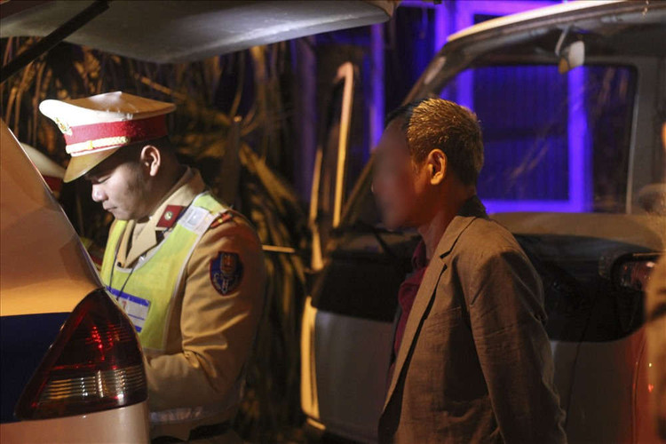 Cảnh sát giao thông sẽ thông báo lỗi vi phạm và tiến hành lập biên bản với hành vi vi phạm.