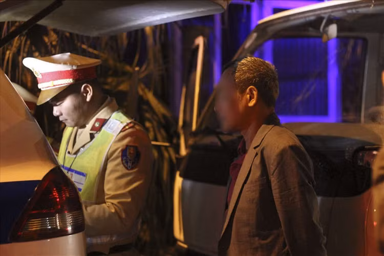 Cảnh sát giao thông sẽ thông báo lỗi vi phạm và tiến hành lập biên bản với hành vi vi phạm.