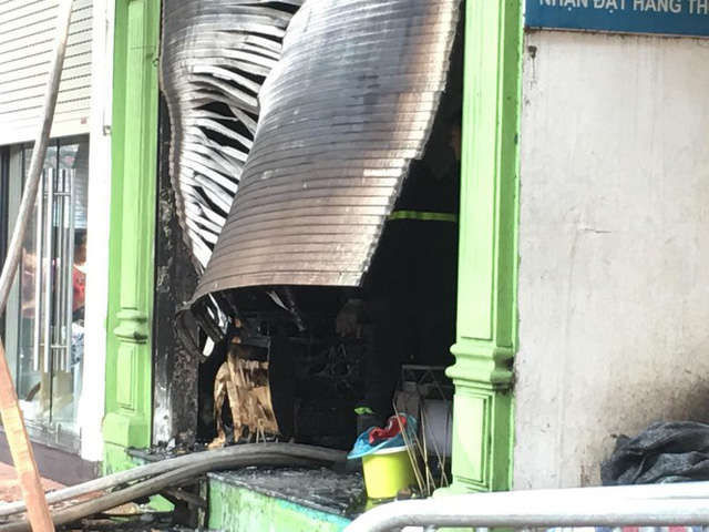 Cháy lớn cửa hàng trên đường La Thành, nhiều người nhảy xuống thoát thân - Ảnh 7.