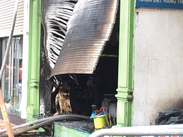 Cháy lớn cửa hàng trên đường La Thành, nhiều người nhảy xuống thoát thân - Ảnh 7.