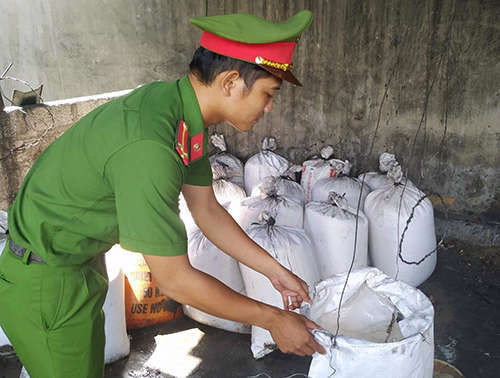 Cảnh sát kiểm tra mỡ bẩn để lập biên bản. Ảnh: Đức Hùng