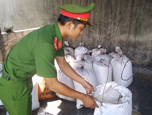 Cảnh sát kiểm tra mỡ bẩn để lập biên bản. Ảnh: Đức Hùng