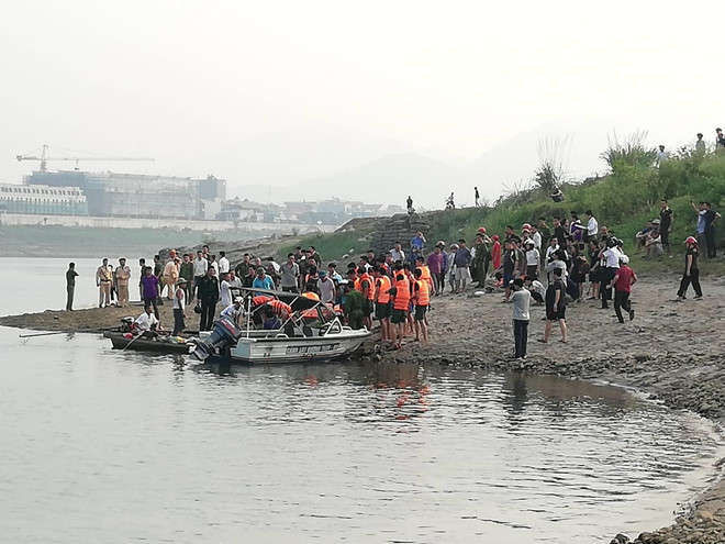 8 hoc sinh chet duoi tren song Da hinh anh 2 