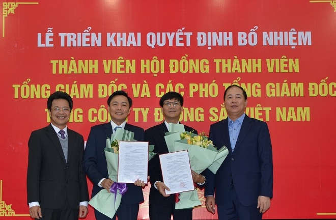 Lãnh đạo Tổng công ty Đường sắt Việt Nam trao quyết định và chúc mừng ông: Hoàng Năng Khang, Hoàng Gia Khánh.