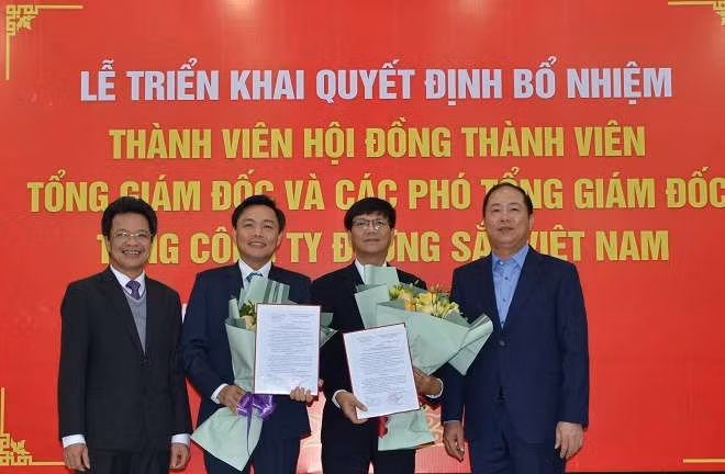 Lãnh đạo Tổng công ty Đường sắt Việt Nam trao quyết định và chúc mừng ông: Hoàng Năng Khang, Hoàng Gia Khánh.