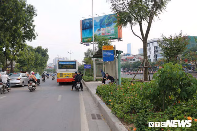 Ảnh: Đường Láng thay đổi bất ngờ, dân Thủ đô cứ ngỡ đang lạc vào đường phố Singapore - Ảnh 14.