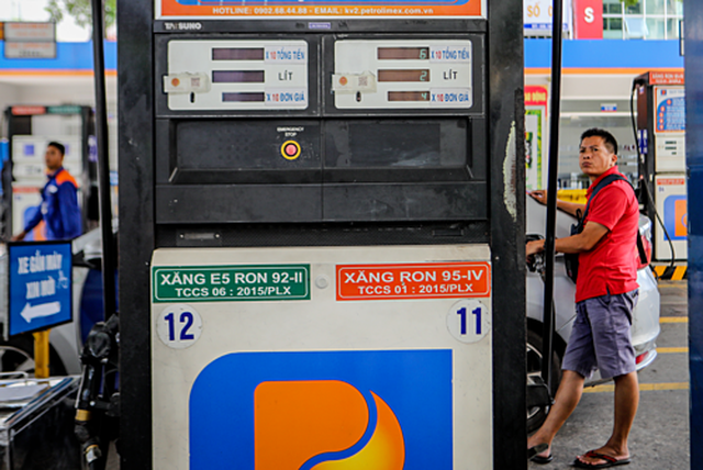 Giá xăng liệu có tăng sốc vào ngày mai? - 1