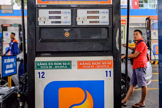 Giá xăng liệu có tăng sốc vào ngày mai? - 1