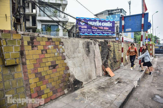 Con đường gốm sứ ven sông Hồng rạn nứt, bong tróc nham nhở - ảnh 4