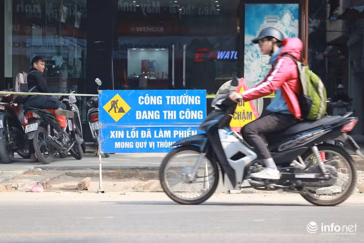 Việc thi công lát vỉa hè gây nhiều trở ngại cho cuộc sống của người dân.