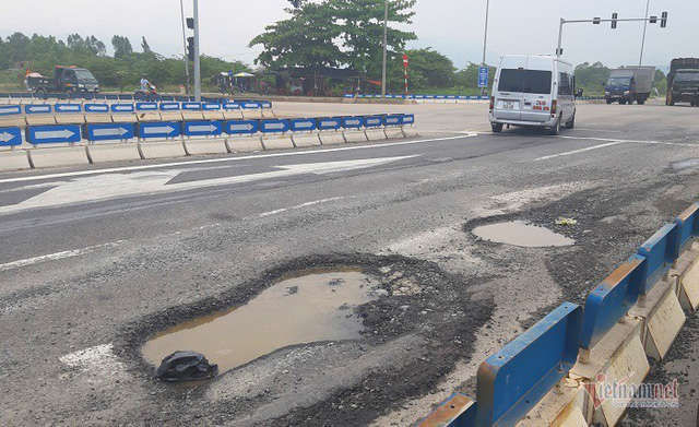 Ổ gà, ổ voi tái xuất trên cao tốc 34.000 tỷ Đà Nẵng - Quảng Ngãi - Ảnh 2.