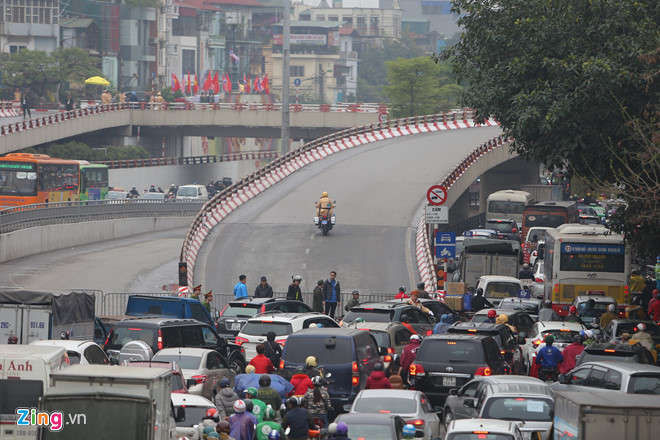 Xe quan su trien khai o Ha Noi don doan ong Kim Jong Un hinh anh 7