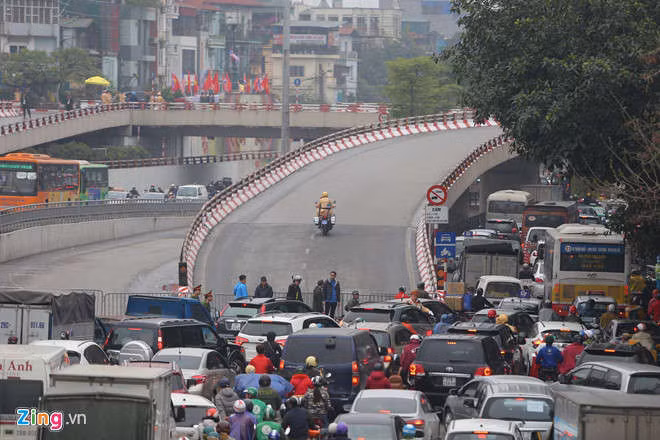 Xe quan su trien khai o Ha Noi don doan ong Kim Jong Un hinh anh 7