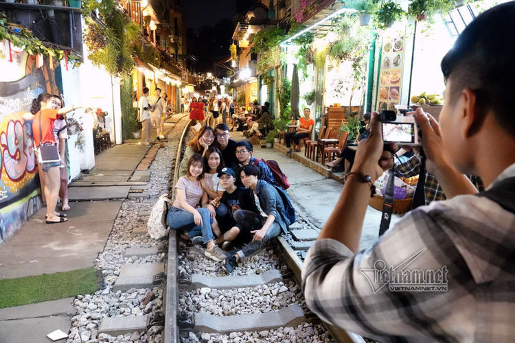 'Ngoại bất nhập', đóng cửa cà phê đường tàu từ sáng nay