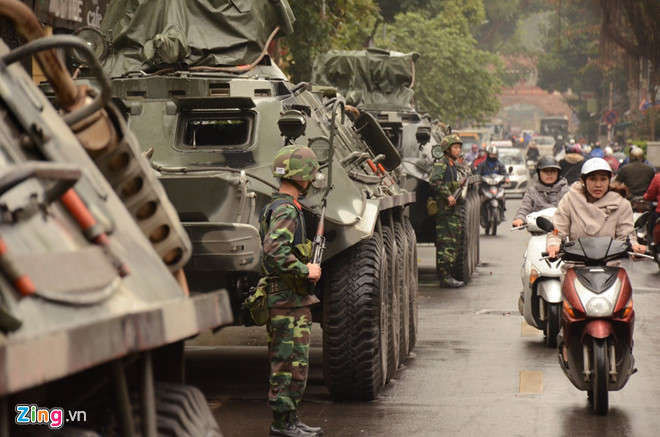 Xe quan su trien khai o Ha Noi don doan ong Kim Jong Un hinh anh 9