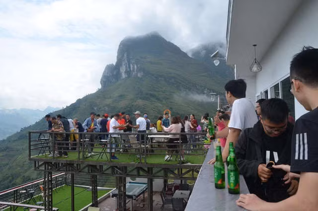 Cận cảnh Mã Pì Lèng Panorama “khoác áo” màu xanh trước khi bị tháo dỡ - 5