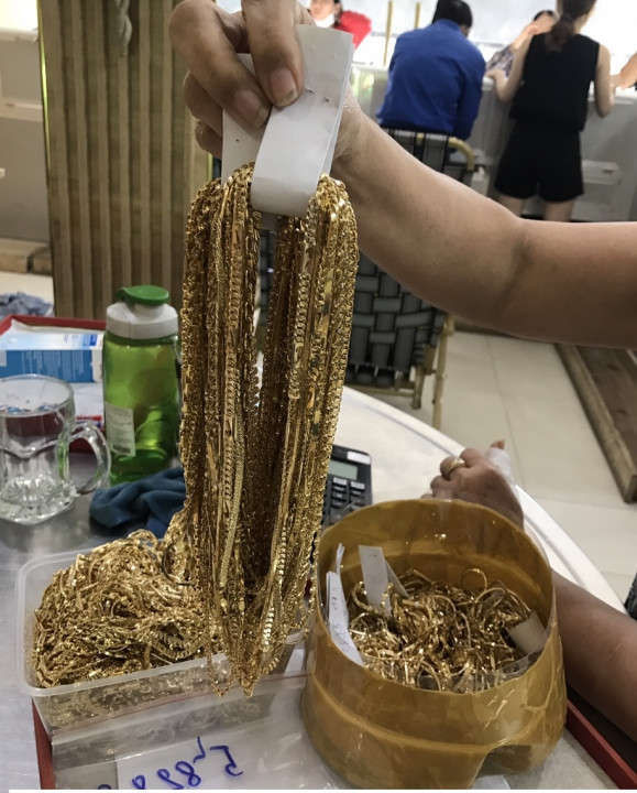 Tuấn đã khai nhận trong 6 năm làm việc tại tiệm vàng, Tuấn lấy tổng cộng 455 lượng vàng