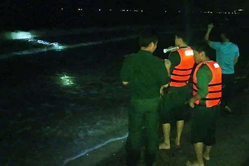 Tối 22/8, Lực lượng chức năng vẫn đang tìm kiếm bốn nạn nhân mất tích. Ảnh: Tư Huynh.