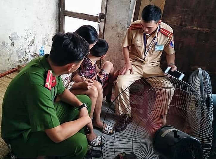 CSGT Hà Nội cứu người phụ nữ dắt con lên cầu Chương Dương định tự tử