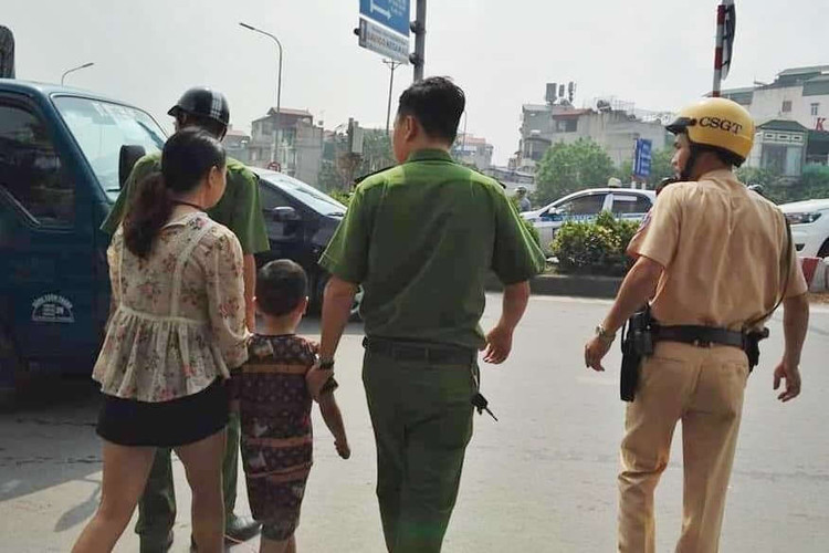 CSGT Hà Nội cứu người phụ nữ dắt con lên cầu Chương Dương định tự tử