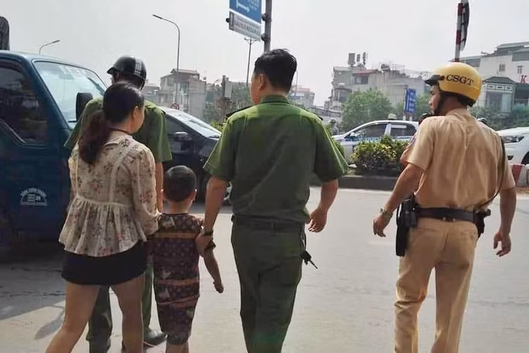 CSGT Hà Nội cứu người phụ nữ dắt con lên cầu Chương Dương định tự tử