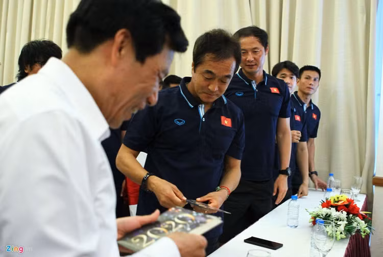 Ong Park ngai ngung khi duoc Bo truong moi len san khau hinh anh 8 bo_truong_u23_vietnam_12_zing.jpg