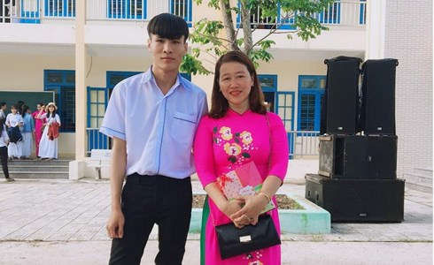 Lâm cùng cô giáo chủ nhiệm Phạm Thị Kim Quyên (Ảnh: NVCC).