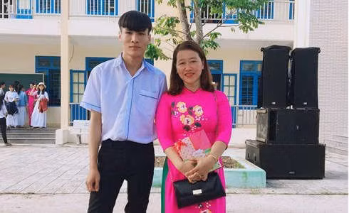 Lâm cùng cô giáo chủ nhiệm Phạm Thị Kim Quyên (Ảnh: NVCC).