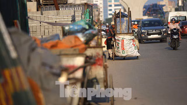 Người dân khốn khổ luồn lách trong khói bụi khi qua đại công trường vành đai 2 - Ảnh 6.