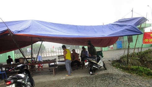 Ngay đầu năm mới, người dân mang lều bạt ra chặn cổng nhà máy xử lí rác thải Phú Hà để phản đối việc gây ô nhiễm môi trường.