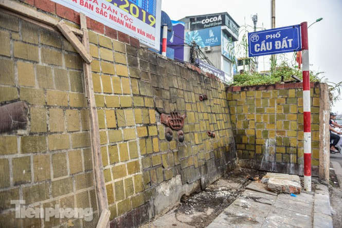 Con đường gốm sứ ven sông Hồng rạn nứt, bong tróc nham nhở - ảnh 6