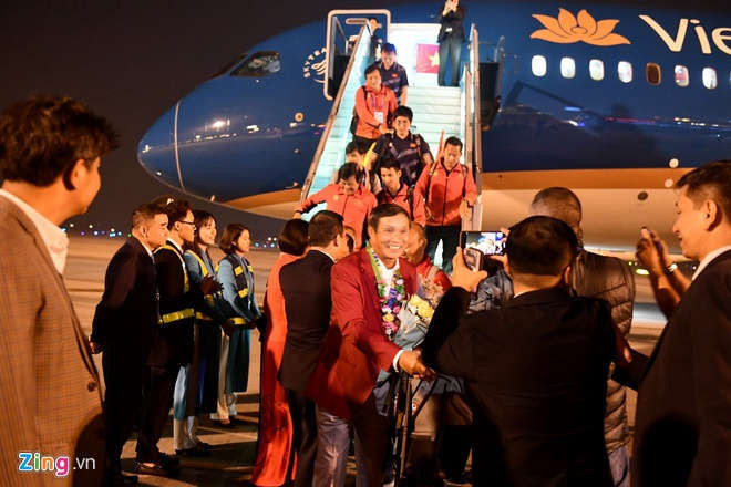 May bay dua nha vo dich SEA Games ha canh xuong Noi Bai hinh anh 3 