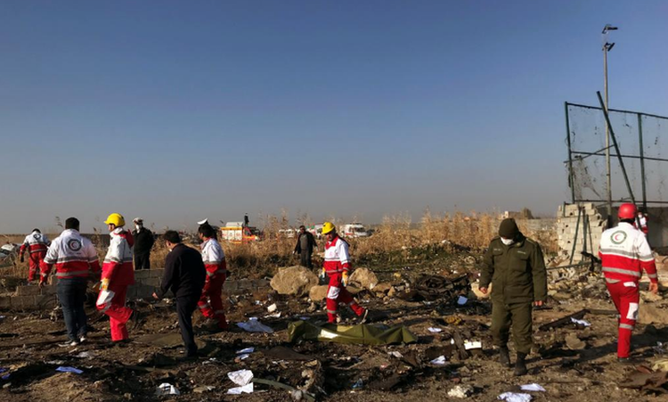 Không ai sống sót trong vụ máy bay chở 180 người rơi ở Iran ảnh 1 Không ai sống sót trong vụ máy bay chở 180 người rơi ở Iran - ảnh 1
