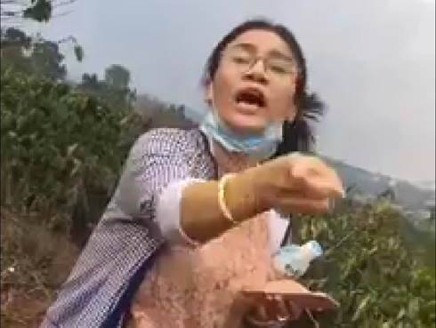 Tiến sĩ Đàm thị Hệ vừa nói vừa chỉ tay vào mặt người dân (Ảnh cắt từ clip)